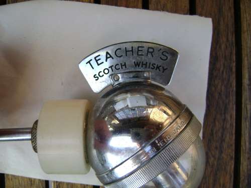 Vintage spirit pourer: Teacher's Scotch Whisky  Dalex England  (material: metal / plastic)