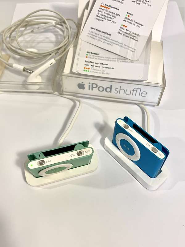 Apple iPod Shuffle Bundle -  2nd Generation (Factory Reset)