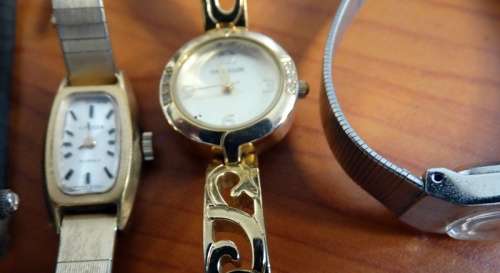 13 Women's watches. Some work some dont . Needs batteries