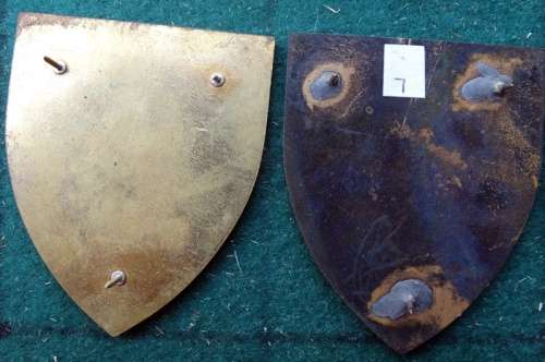 Pair of 3 Parachute Battalion Flash. Pins intact (2)