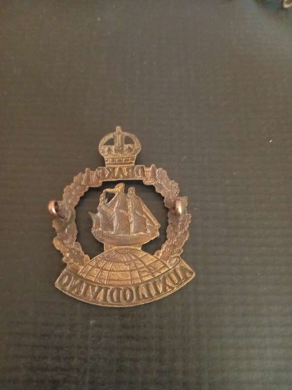 Royal Naval Drake battalion cap badge. See description