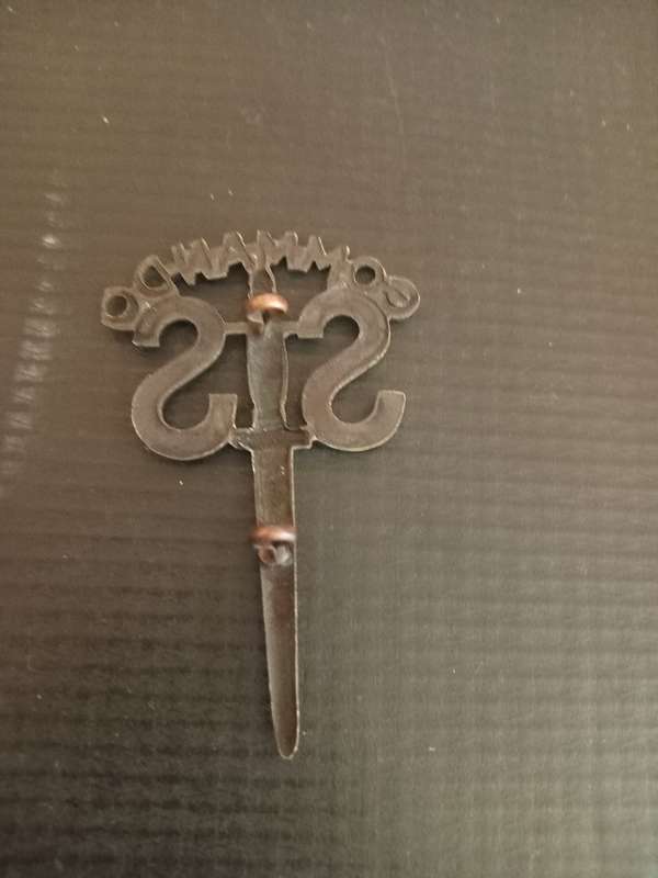 Nr 2 Commando  cap badge. See description