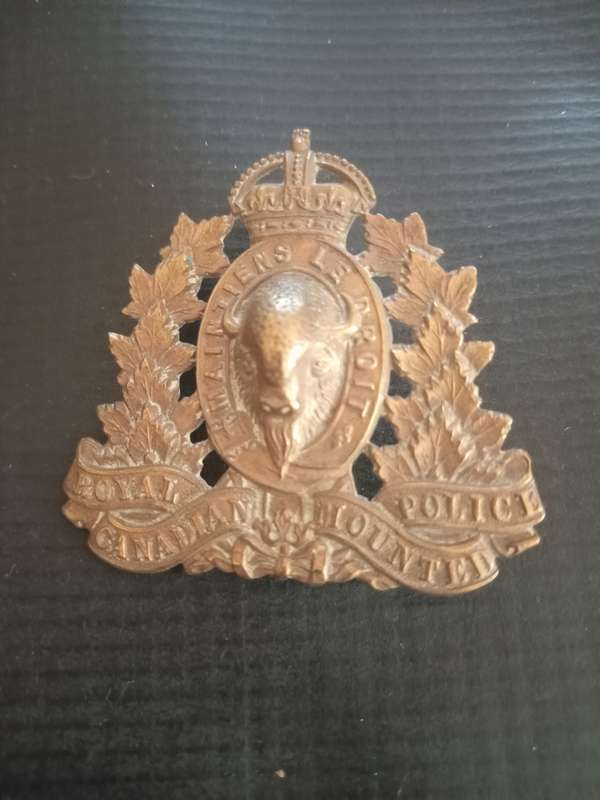 Royal Canadian Mounted Police cap badge. See description