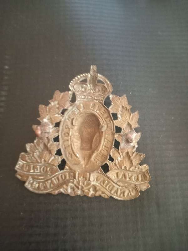 Royal Canadian Mounted Police cap badge. See description