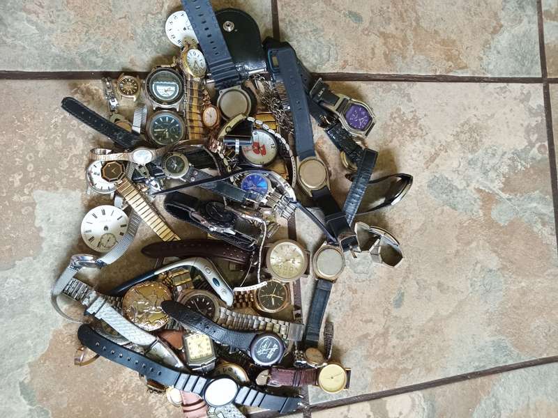 Branded Men`s Wrist watch. not working (check)