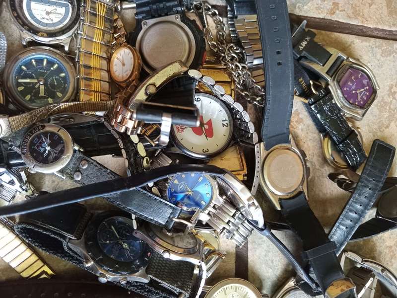 Branded Men`s Wrist watch. not working (check)