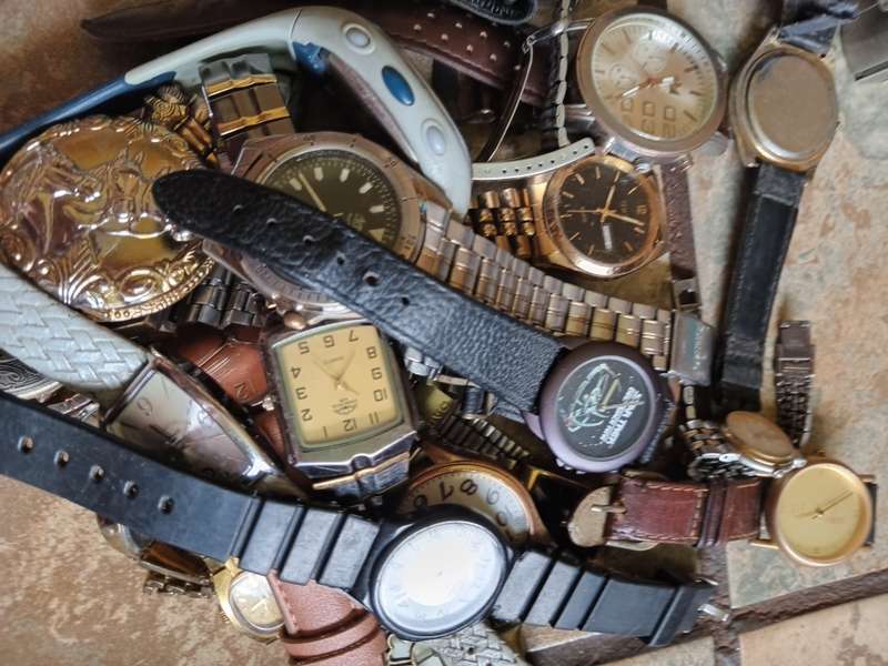 Branded Men`s Wrist watch. not working (check)