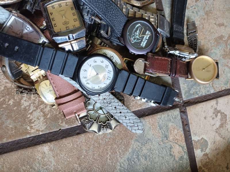 Branded Men`s Wrist watch. not working (check)