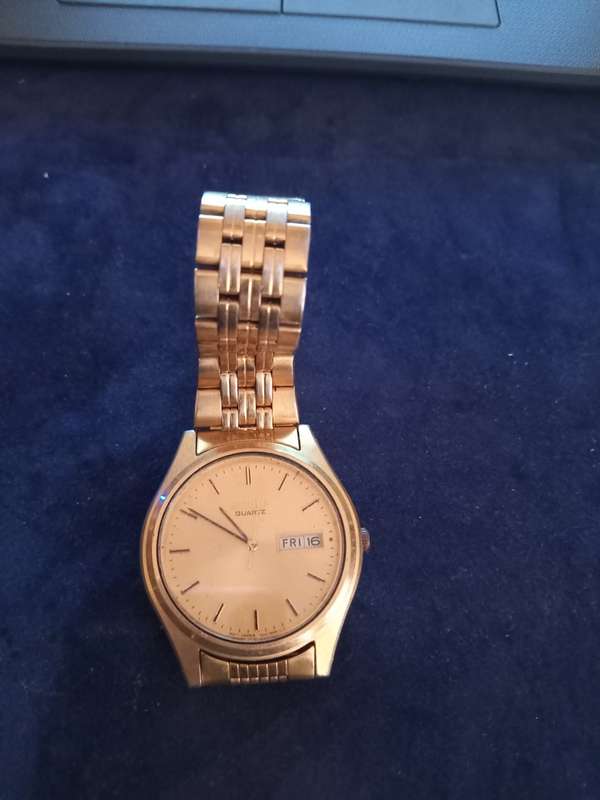 Seiko  Quartz. Men`s wrist watch 100% working winding pin works but loose.