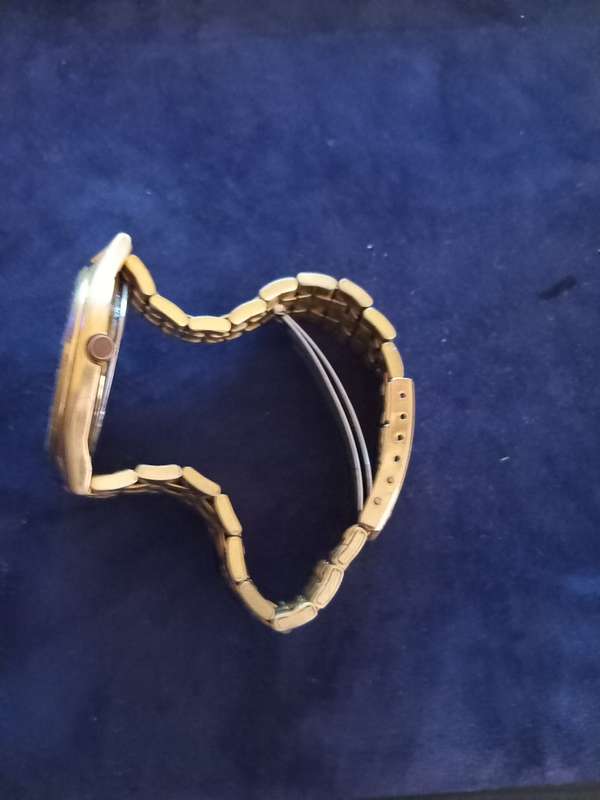 Seiko  Quartz. Men`s wrist watch 100% working winding pin works but loose.