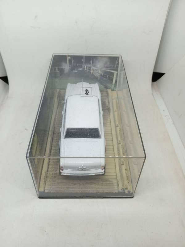Rolls-Royce Silver Shadow ii  - The world is not enough 007 Edition. Sealed with book