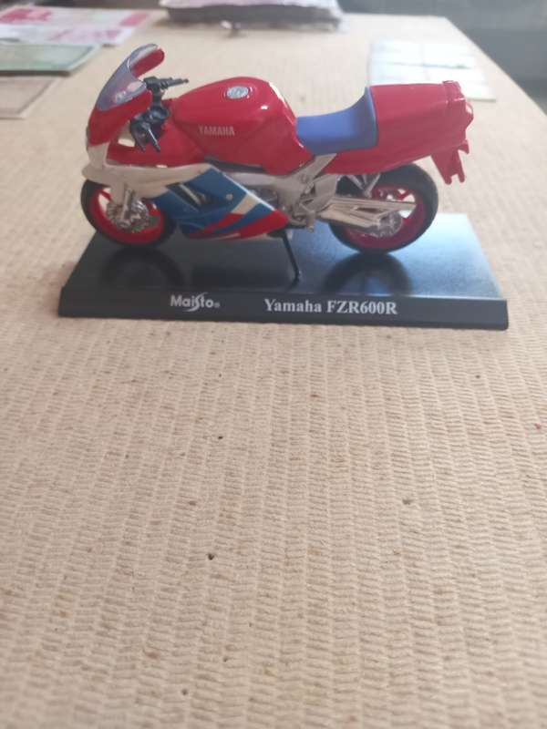 Maisto Yamaha FZR600R scale 1/43