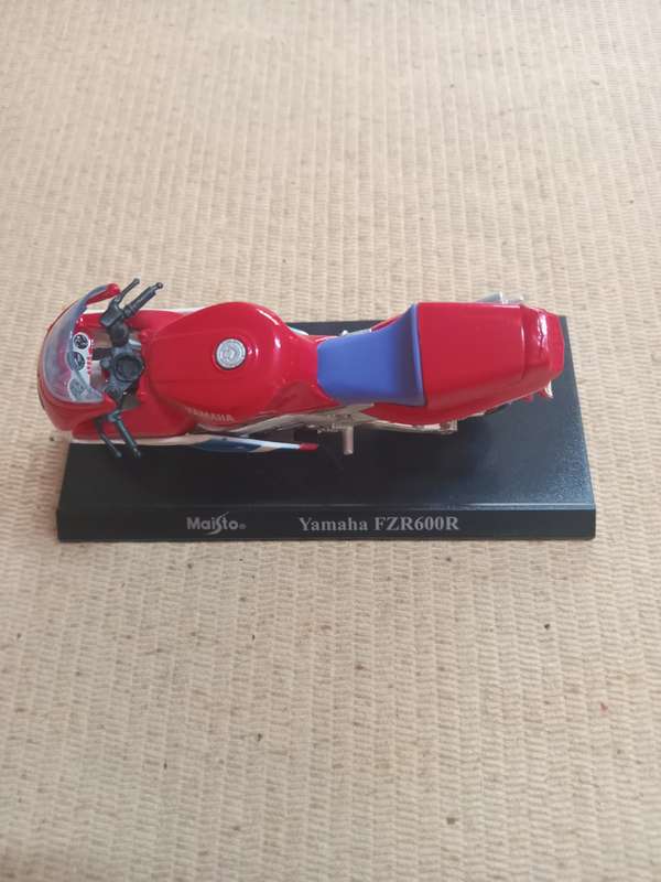 Maisto Yamaha FZR600R scale 1/43