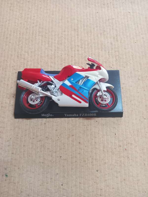 Maisto Yamaha FZR600R scale 1/43