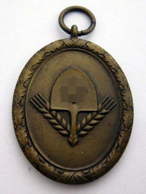## Arbeid RAD Medal ** Please note pictures - Suspected Copy ##