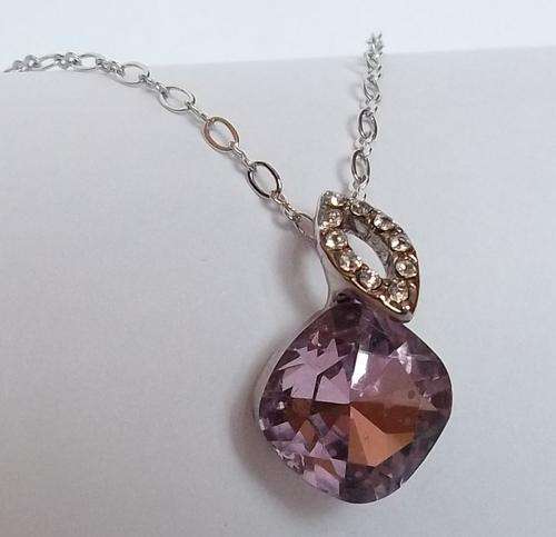 STYLISH NECKLACE WINNER!! NECKLACE WITH CLEAR PINK CRYSTAL PENDANT - STUNNING!!! THIS IS A MUST BID!