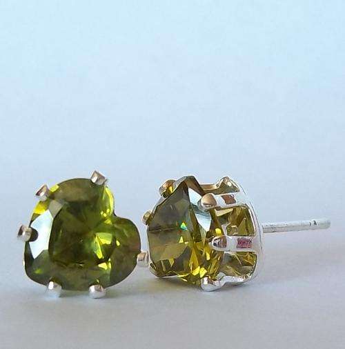 LOOK AT THIS!..... CLEAR GREEN SWAROVSKI EARRINGS - DON'T MISS THIS 1.. PLACE YOUR BID NOW