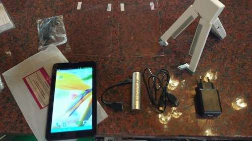 **** 7" Click 8GB Tablet with Lots of Accesories