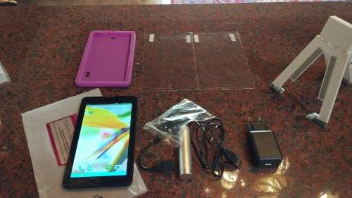 **** 7" Click 8GB Tablet with Lots of Accesories
