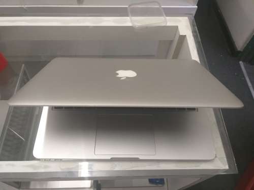 Macbook Pro Retina** A1502 **2015 BROKEN SCREEN **NO SSD** NO CHARGER*** OTHERS WORKING FINE