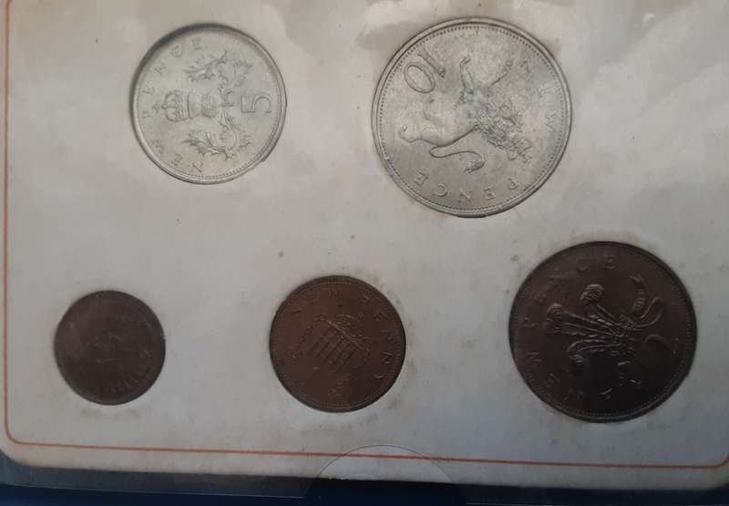 Britain`s First Decimal Coins + 1919 3 pence + 1891 1 penny + 1953 3 pence + 3x 1965 Churchill Crown