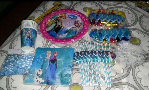 Frozen party set for 10: Plates, cups,serviettes,blowouts, straws, balloons & FREE SNOWFLAKES