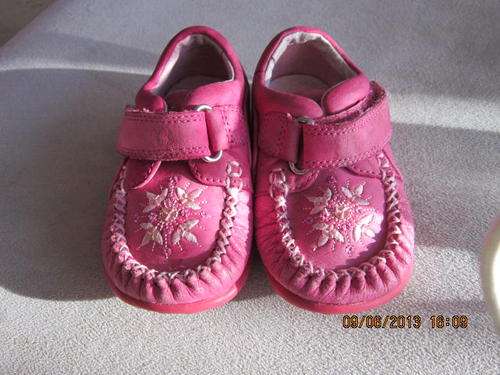 UK Designer leather Clarks Baby shoes in size 4H (Wide fit)