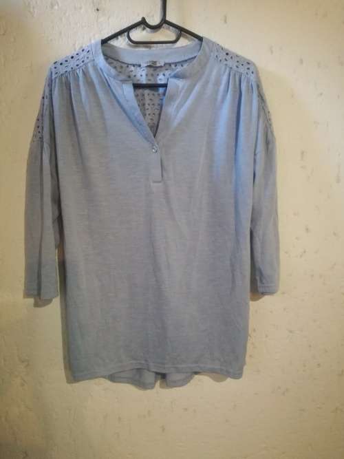 Beautiful chic shirt for the office or paired with denim Size L