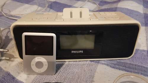 Philips DC 200/12 IPOD Docking Station with USB, AUX and Radio, IPOD Nano included