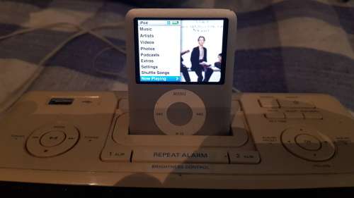 Philips DC 200/12 IPOD Docking Station with USB, AUX and Radio, IPOD Nano included