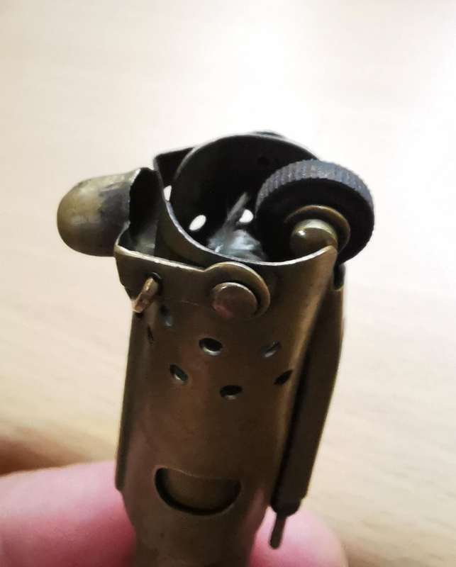 Brass trench lighter with 2 pouches