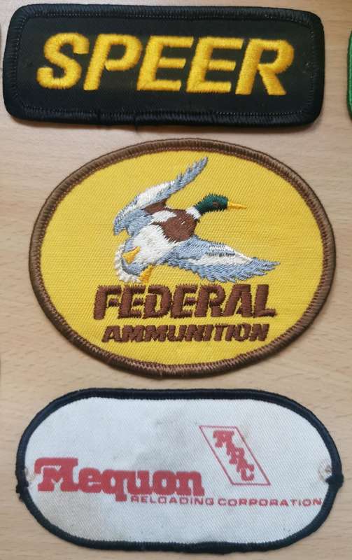 Great lot of 8 vintage badges related to arms and ammunition - most embroidered