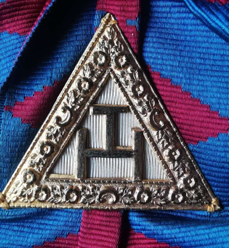 Vintage Royal Arch masonic companion apron by Union Badge Co, with sash