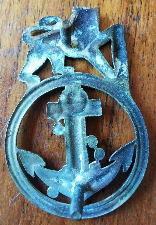SA Dockyard Police cap badge (CO2527) plus 4 buttons