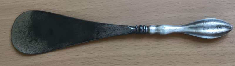 Antique silver-handled shoehorn made by William Devenport of Birmingham 1903
