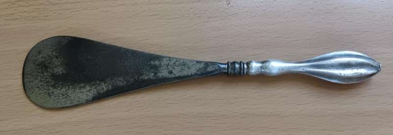Antique silver-handled shoehorn made by William Devenport of Birmingham 1903