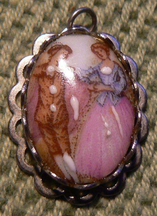 Pretty pendant of courting couple in pink, 21 x 16mm