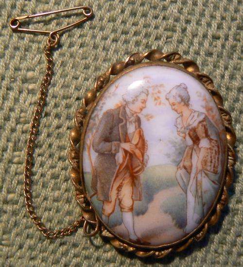 Stunning old brooch of couple, with security chain 35 x 43mm
