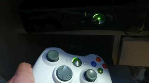 Xbox 360 Slim Gloss Console Bundle + Controller + 3 TOP Games + HDMI cable