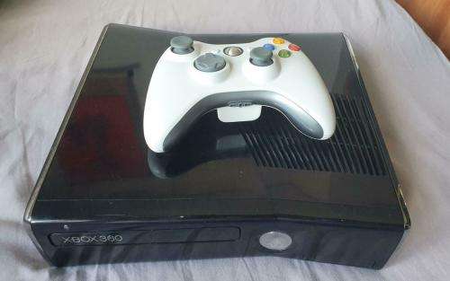 Xbox 360 Slim Gloss Console Bundle + Controller + 3 TOP Games + HDMI cable