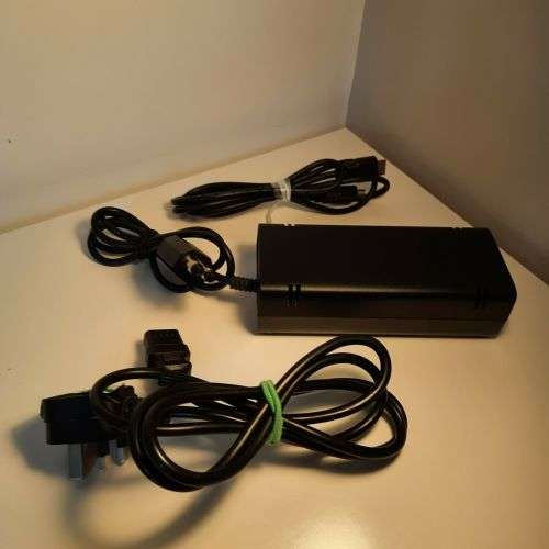 Xbox 360 Slim Gloss Console Bundle + Controller + 3 TOP Games + HDMI cable