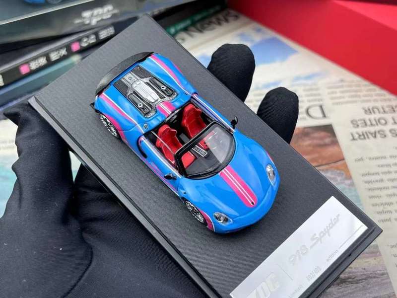 Porsche 918 Spyder - Blue with Red livery