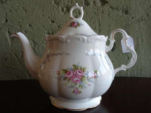 ROYAL ALBERT TRANQUILLITY TEAPOT - LARGE IN MINT CONDITION.