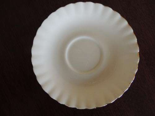 ROYAL ALBERT SAUCER - VAL D'OR