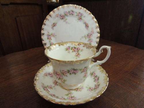 ROYAL ALBERT DIMITY ROSE TRIOS