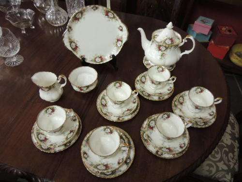 ROYAL ALBERT TEA SET COMPLETE - CELEBRATION (24 PIECES)