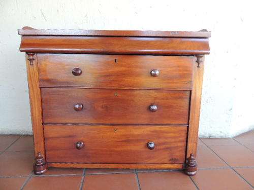 VICTORIAN MAHOGANY CHEST OF DRAWERS