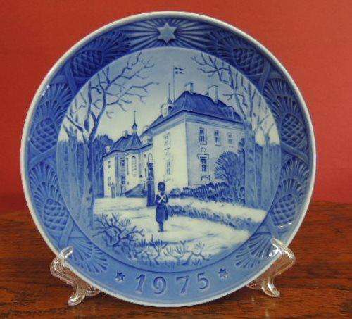 ROYAL COPENHAGEN CHRISTMAS 1975 PLATE  - "THE QUEEN'S CHRISTMAS RESIDENCE "