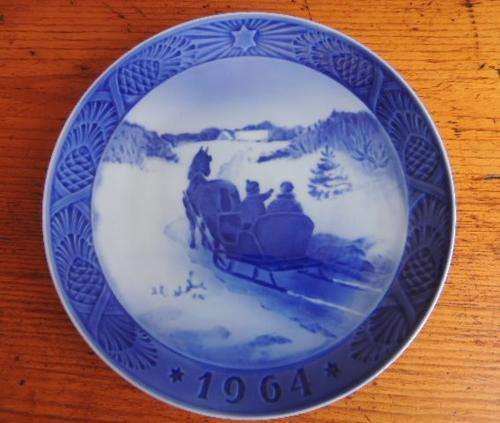 ROYAL COPENHAGEN CHRISTMAS PLATE 1964 - " FETCHING THE CHRISTMAS TREE "