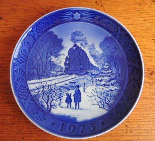ROYAL COPENHAGEN CHRISTMAS PLATE 1973 - " GOING HOME FOR CHRISTMAS "